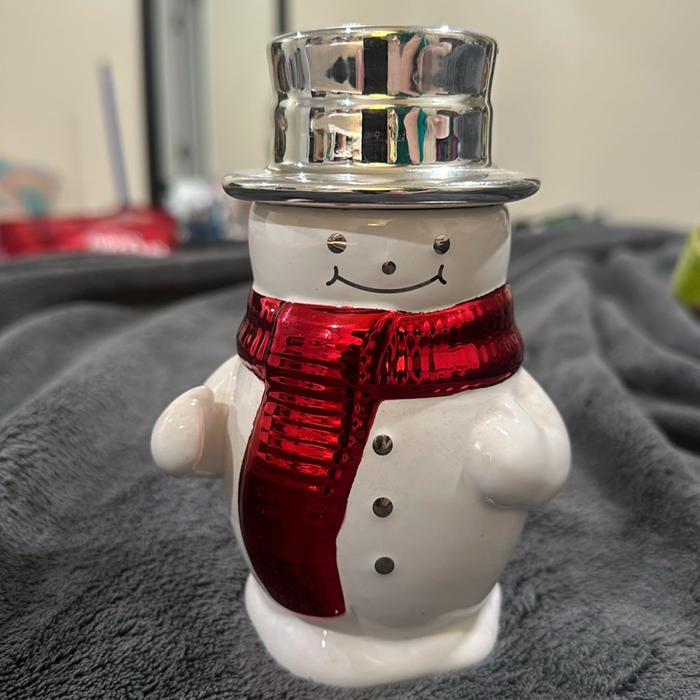 Bath&Body Works 3oz mini ceramic snowman candle with red scarf winter scent